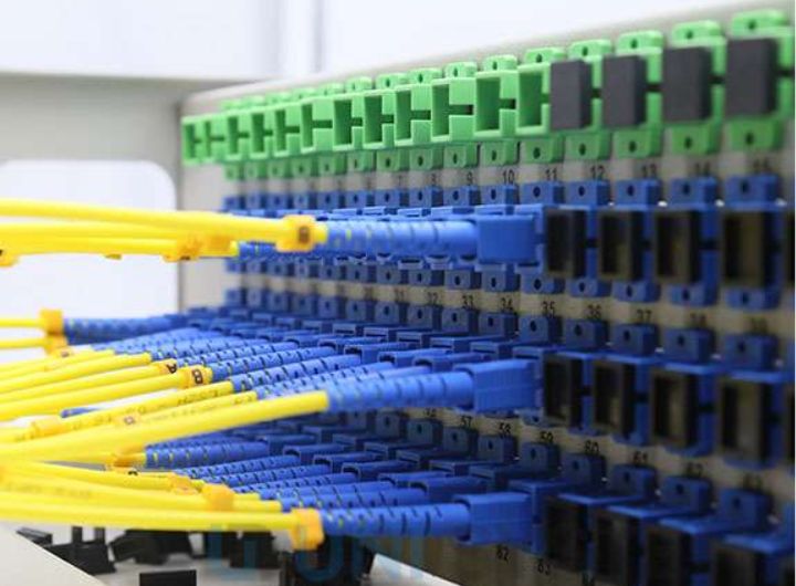 Adapter SC/UPC bên dưới và Adapter SC/APC lắp trong ODF