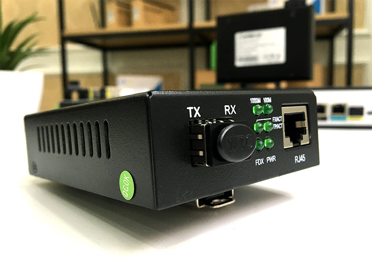 Converter quang 1 cổng FMC-100-GE-SFP-CA